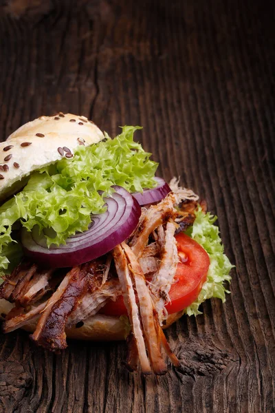 Lahana salatalı domuz burger, soğan ve taze ekmek..