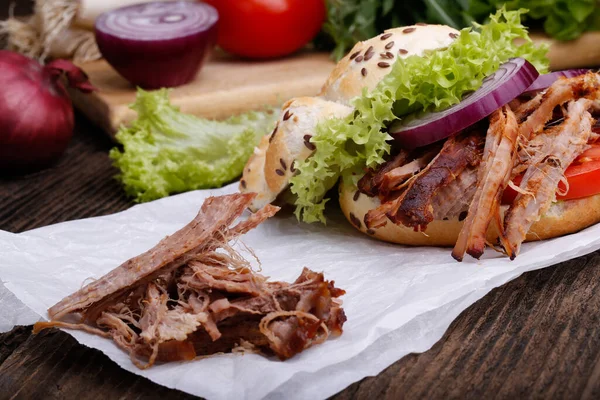 Lahana salatalı domuz burger, soğan ve taze ekmek..