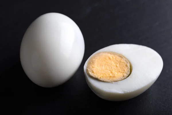 Hart geschnitten - gekochtes Ei — Stockfoto