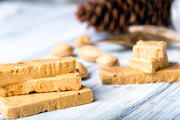 Pastel de turrón y turrón —  Fotos de Stock