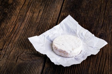 İle beyaz kalıp peynir. Camembert veya brie türü.