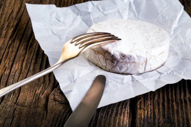 İle beyaz kalıp peynir. Camembert veya brie türü.