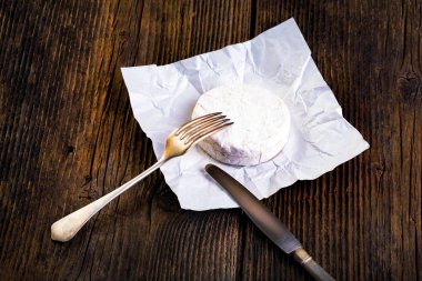 İle beyaz kalıp peynir. Camembert veya brie türü.