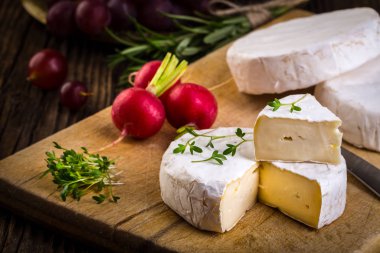 Peynir, turp, üzüm ve otlar.