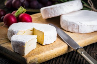 Beyaz küflü ve turplu peynir.