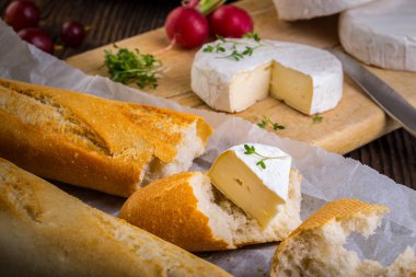 Peynir, turp, üzüm ve ekmek.