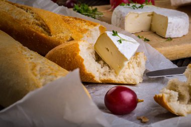 Peynir, turp, üzüm ve ekmek.