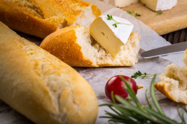 Beyaz küflü peynir, turp, üzüm ve otlu baget.