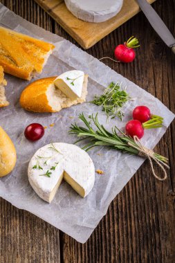 Peynir, turp, üzüm ve ekmek.