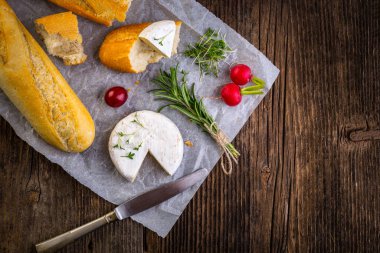 Peynir, turp, üzüm ve ekmek.