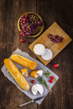 Peynir, turp, üzüm ve ekmek.