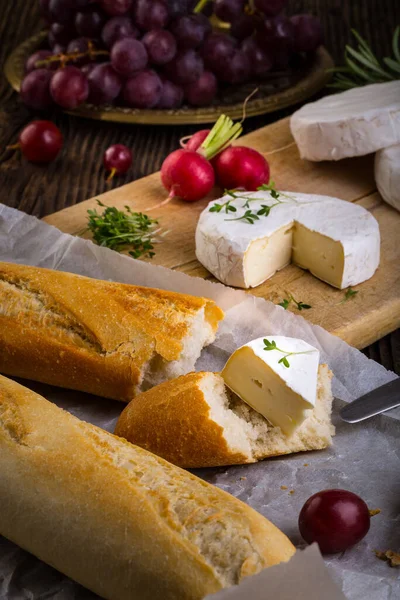 Сыр, редис, виноград и багет — стоковое фото