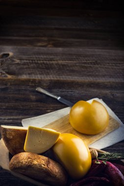 Ev yapımı koyun ve inek peyniri.