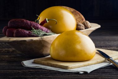 Ev yapımı koyun ve inek peyniri.