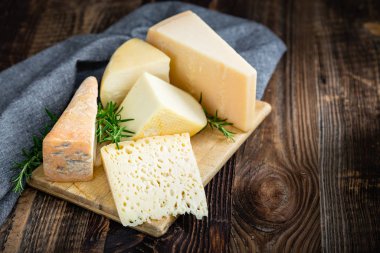 Fesleğen ve biberiyeli peynirler.