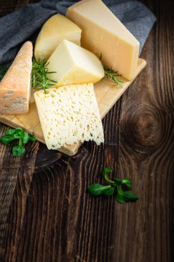 Fesleğen ve biberiyeli peynirler.