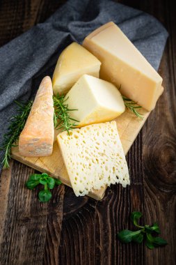 Fesleğen ve biberiyeli peynirler.