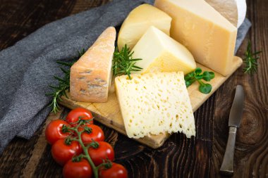 Fesleğenli, biberiyeli ve domatesli peynirler.