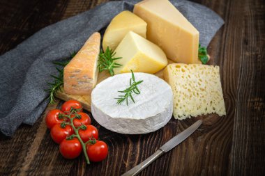 Fesleğenli, biberiyeli ve domatesli peynirler.