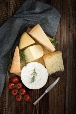 Fesleğenli, biberiyeli ve domatesli peynirler.