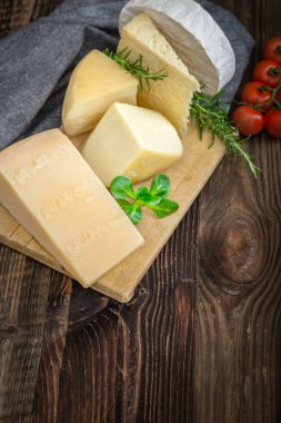 Fesleğenli, biberiyeli ve domatesli peynirler.