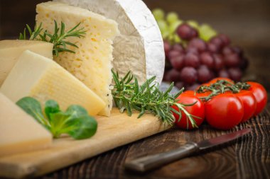 Fesleğenli peynirler, biberiye, domates ve üzüm..