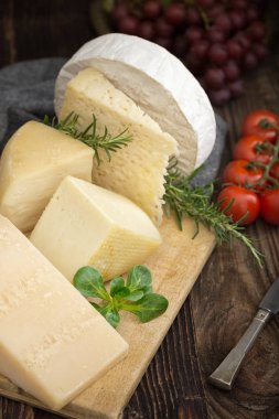 Fesleğenli peynirler, biberiye, domates ve üzüm..