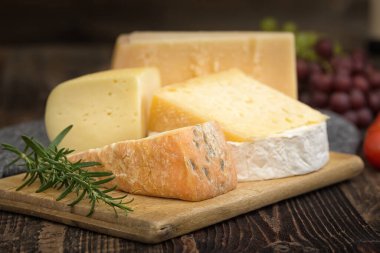 Fesleğenli peynirler, biberiye, domates ve üzüm..