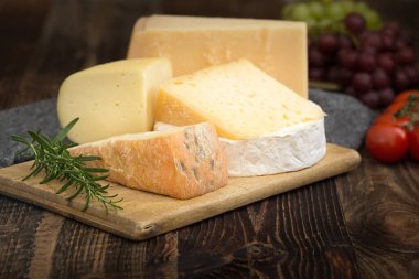 Fesleğenli peynirler, biberiye, domates ve üzüm..