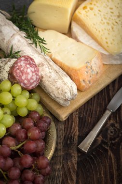 Fesleğenli peynirler, biberiye, domates, üzüm ve salam..