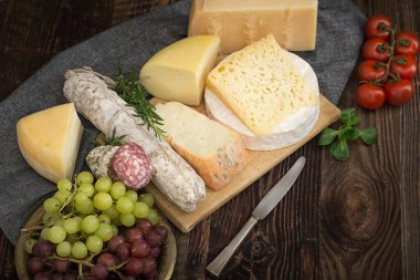 Fesleğenli peynirler, biberiye, domates, üzüm ve salam..