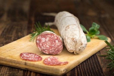  Biberiye ve fesleğenli kurutulmuş salam..