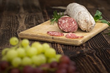  Biberiye, fesleğen ve üzümlü kurutulmuş salam..