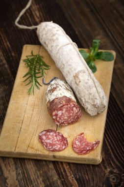  Biberiye ve fesleğenli kurutulmuş salam..