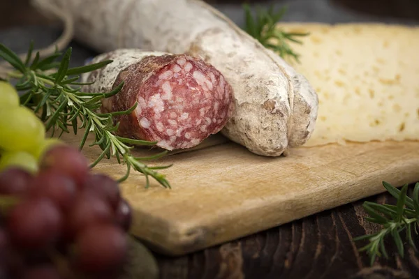 Kaas van hoge kwaliteit met salame. — Stockfoto