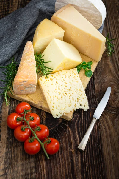 Kaas met basilicum, rozemarijn en tomaten. — Stockfoto