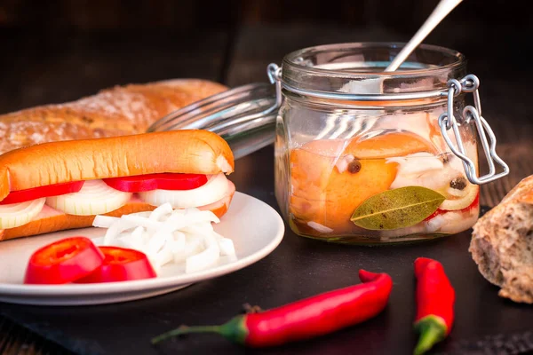 Geleneksel Çek sosisleri soğanlı sirke