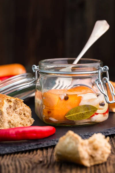 Geleneksel Çek sosisleri soğanlı sirke