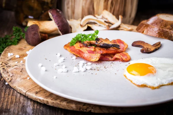 Egg with bacon and mushrooms — Stock Photo, Image