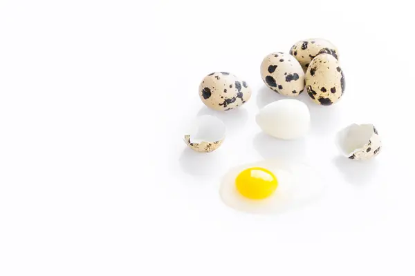 ゆで卵と砕いたウズラの卵 — ストック写真