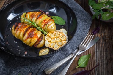 Pişmiş hasselback patatesleri..
