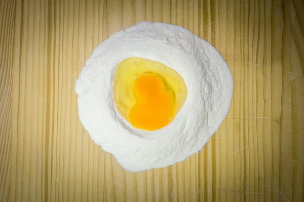 Meel en eieren — Stockfoto
