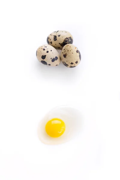 Huevo de codorniz roto — Foto de Stock
