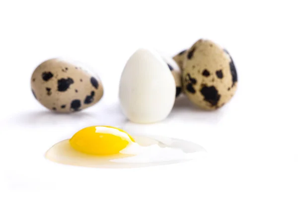 Huevo de codorniz cocido y roto — Foto de Stock