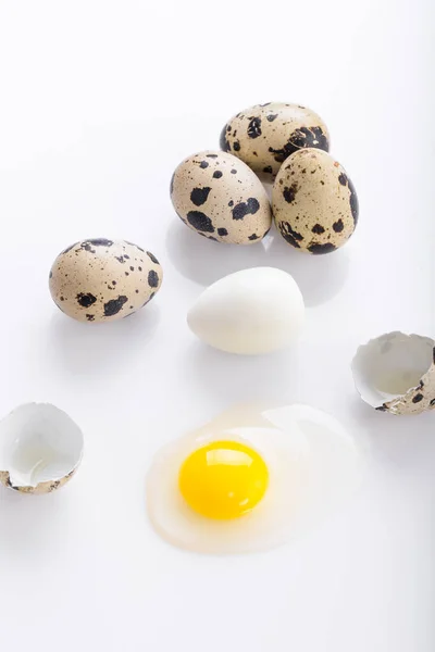 Kaynamış ve kırılmış bıldırcın yumurtası. — Stok fotoğraf