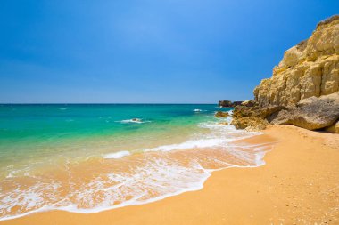 Sahilde kayalar olan güzel açık deniz kıyıları.