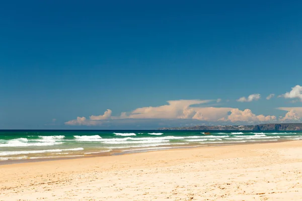 Boa vista horizontal sobre o oceano com falésias — Fotografia de Stock