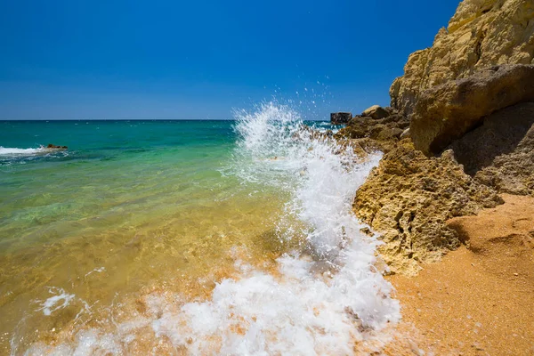 Sahilde kayalar olan güzel açık deniz kıyıları. — Stok fotoğraf