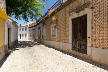 Renkli fayanslı tipik Portekiz mimarisi