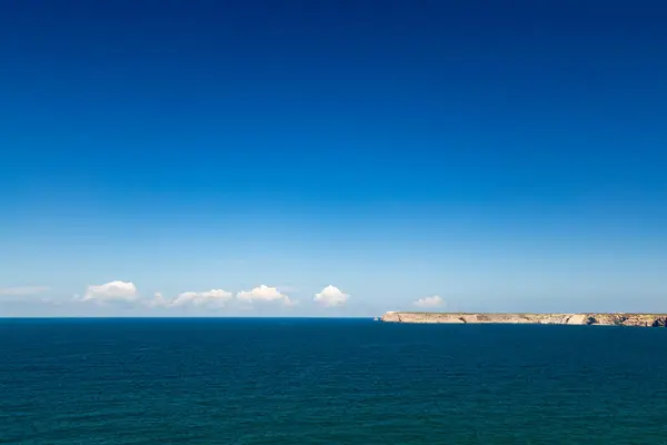 Bonita vista horizontal sobre el océano con acantilados —  Fotos de Stock